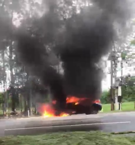 Un automóvil se incendió en plena autopista Silvio Pettirossi en la ciudad de Luque.