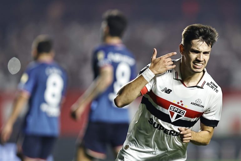 Damián Bobadilla de Sao Paulo celebra un gol este jueves, en el partido de vuelta de octavos de final de la Copa Libertadores entre Sao Paulo y Nacional en el estadio Morumbi en Sao Paulo (Brasil).