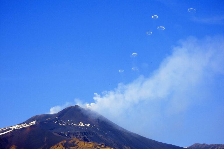 El volcán italiano Etna, el más activo del continente europeo, expulsó este viernes a la atmósfera numerosos "anillos" de humo, un fenómeno "extraordinario" que pudo verse desde las inmediaciones del cráter y la ciudad siciliana de Catania (sur).