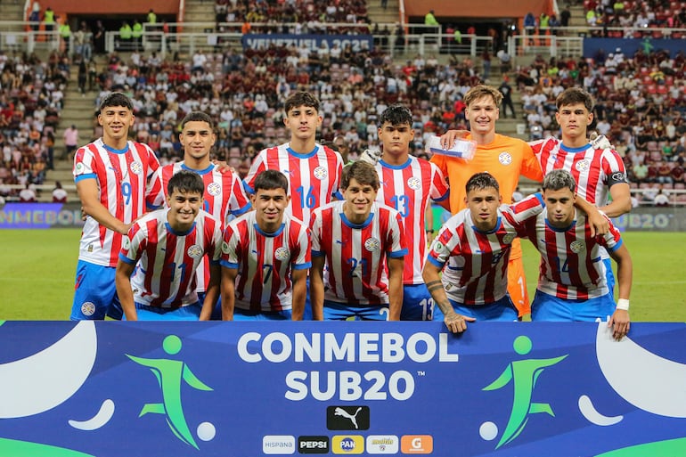 AMDEP1571. CABUDARE (VENEZUELA), 29/01/2025.- Jugadores de Paraguay forman este miércoles, previo a un partido del grupo A del Campeonato Sudamericano sub-20 entre las selecciones de Paraguay y Venezuela en el estadio Metropolitano de Lara en Cabudare (Venezuela). EFE/ Edison Suárez
