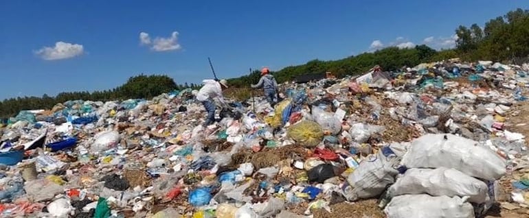 Vecinos se quejan del olor nauseabundo que despide  el vertedero municipal de Pilar.