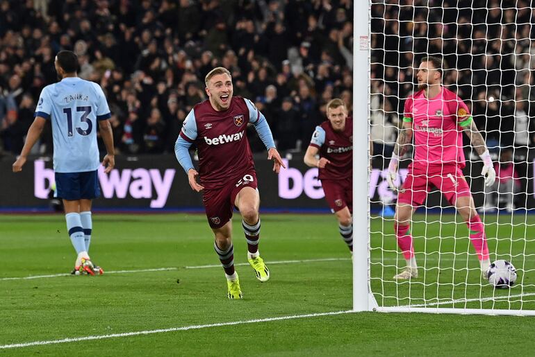 Jarrod Bowen marcó ayer tres goles para el West Ham ante el Brentford.