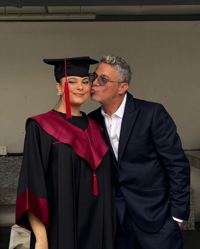 Alejandro Sanz da un beso a su hija Manuela, el día de su graduación en México.