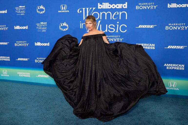 La cantante y compositora brasileña Luisa Sonza también optó por el look "Total Black" para asistir a los Billboard Women in Music Awards.  (EFE/EPA/ALLISON DINNER)
