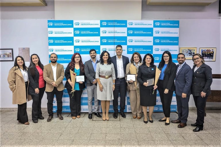 Dra. Sanie Romero de Velázquez (centro), rectora de la UNIBE, egresados y el representante de la OEI, Mario Fernández, participaron de la celebración del 53° aniversario de la institución.