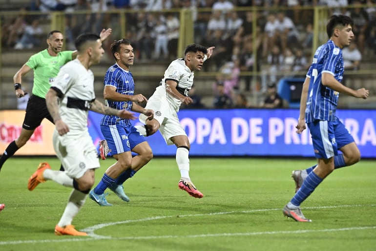 Zurdazo y adentro. Rodney Redes marcó el tanto franjeado. Derlis Orué (35), de gran partido, no pudo  cortar  el avance  franjeado.