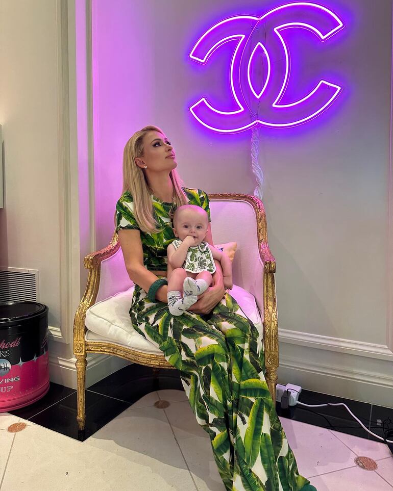 ¡Mamá feliz! Paris Hilton con Phoenix en brazos. (Instagram/Paris Hilton)