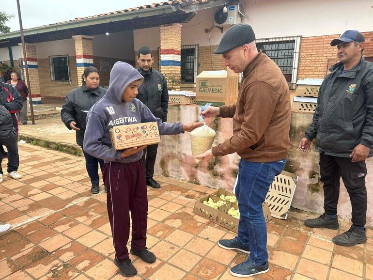 El intendente liberal Luis Rodríguez hace entrega de 10 pollitos a cada alumno y cerca de tres kilos de balanceados.