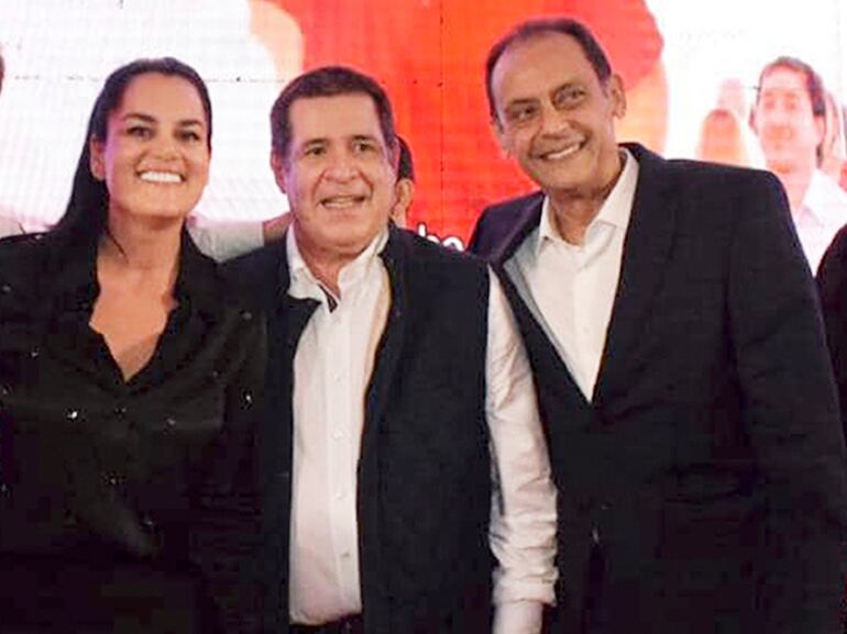 La empresaria Andrea Lafarja, el presidente de la ANR Horacio Cartes y el ministro de Justicia, Ángel Barchini, durante la campaña proselitista de Santiago Peña.