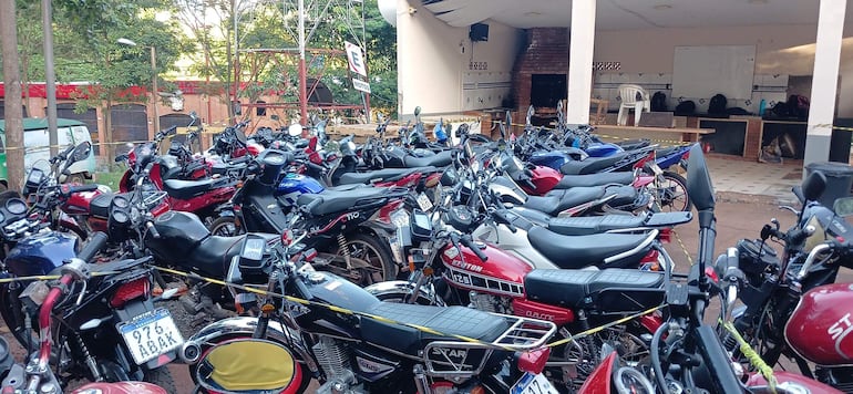 Decenas de motocicletas incautadas en el corralón de la PMT de Ciudad del Este. 