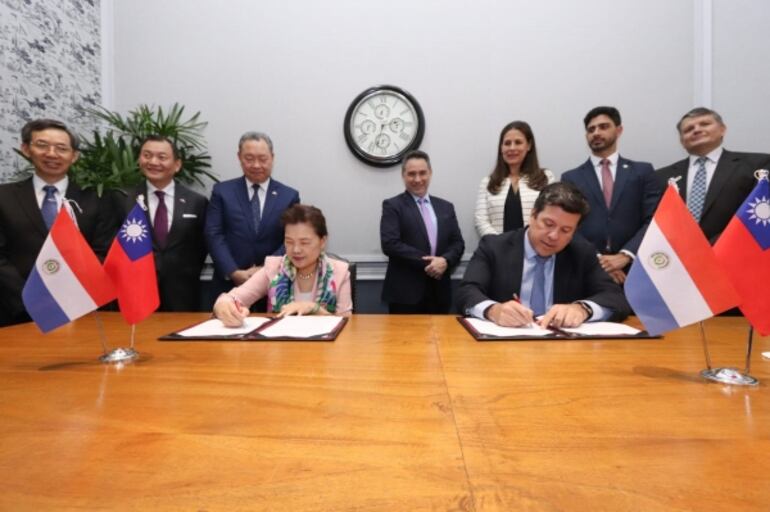 Firma del convenio entre los gobiernos de las repúblicas del Paraguay y China Taiwán para establecer bases en la exploración de gas y petróleo en Chaco paraguayo.