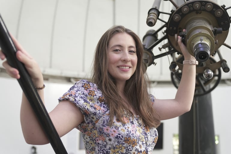 Astrónoma y estrella en Instagram y TikTok, Teresa Paneque es a los 26 años una de las divulgadoras científicas más populares de Chile. Su mayor aporte a la ciencia es Carlota, paradójicamente un personaje de ficción que motiva a las niñas a adentrarse en el estudio del universo.