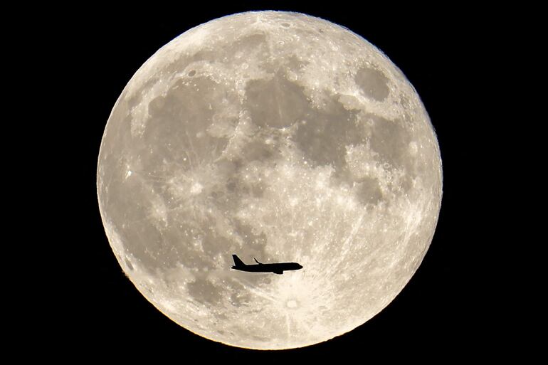 Un Airbus A319-111 de Easyjet se acerca al aeropuerto de Toulouse-Blagnac. De fondo, la luna llena. 