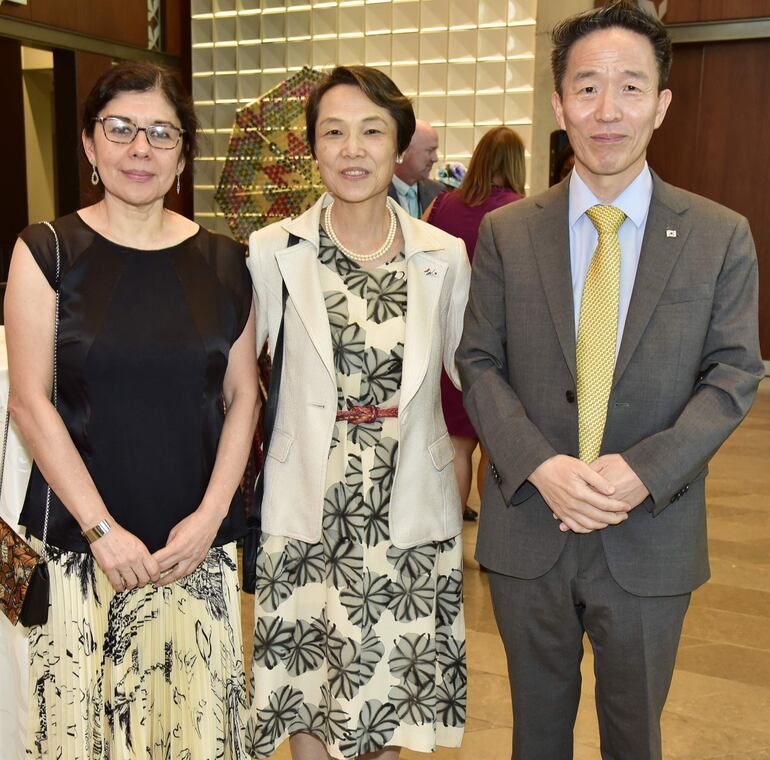 Edna Armendaris; la embajadora del Japón, Nakatani Yoshie y el embajador de Corea Chan - sik Yoon