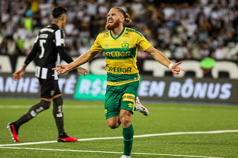 Isidro Pitta celebra su gol, que sirvió para la victoria del Cuiabá contra el líder Botafogo.