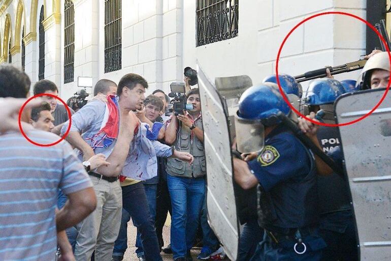 El policía disparó directamente contra los manifestantes, que estaba desarmados y en evidente desventaja.