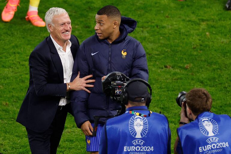 Didier Deschamps (i), seleccionador de Francia, sujeta a Kylian Mbappé en el partido frente a Portugal por los cuartos de final de la Eurocopa 2024 en el Volksparkstadion, en Hamburgo, Alemania.