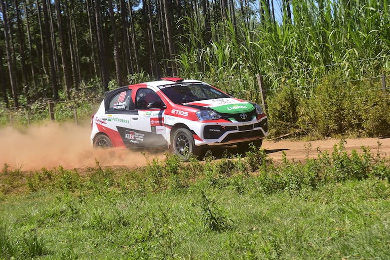 Riyosuke Shima y Patricio Rivas estuvieron ayer en el shake down con el Toyota Etios Rally4.