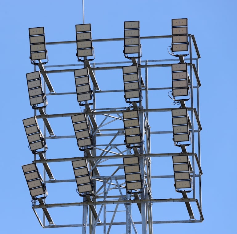 Una de la torres del nuevo sistema lumínico en el Estadio Municipal de Carapeguá, con energía asegurada tras un convenio con la ANDE.