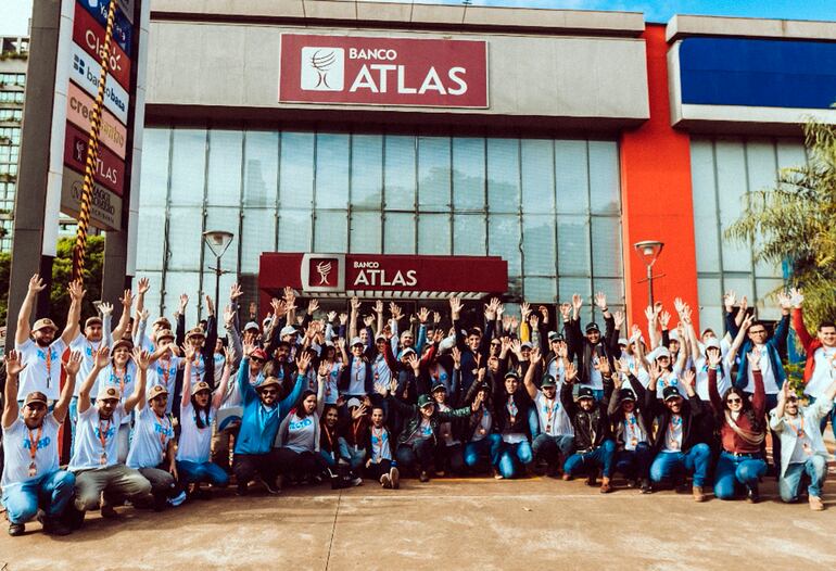 Colaboradores de Banco Atlas, Ovetril y Agrobay se sumaron a TECHO Paraguay construyendo viviendas de emergencia.