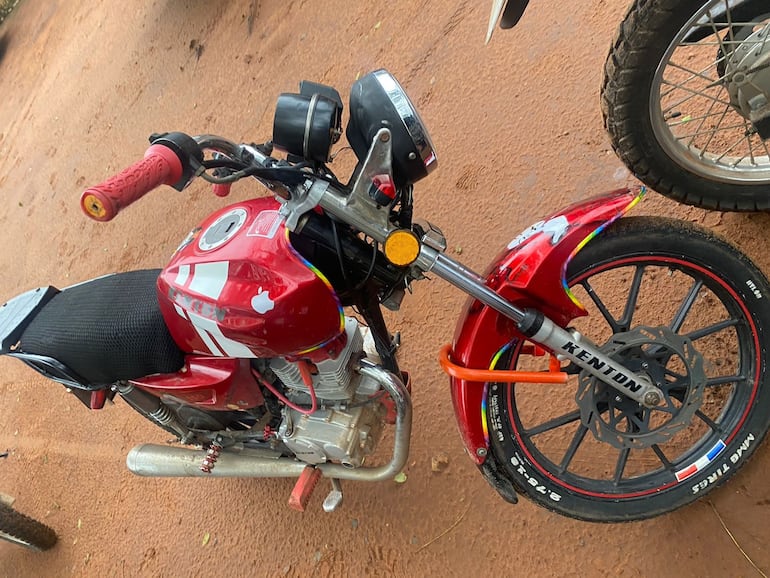 Motocicleta incautada durante el procedimiento.