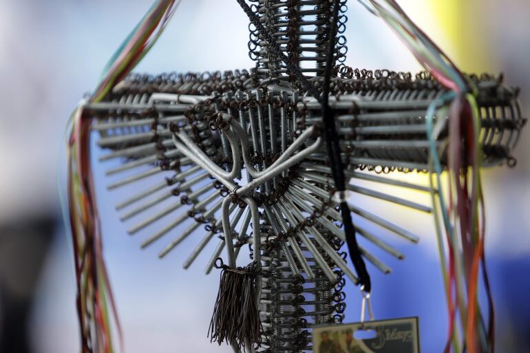 Fotografía de un crucifijo exhibido este viernes, en Puebla (México).  El Seminario Guadalupano en Puebla, estado del centro del país, fue sede de la muestra para conmemorar esta festividad católica, que recuerda la crucifixión de Cristo y, al mismo tiempo, celebra a los albañiles, quienes en México suelen colocar una cruz ornamental al comenzar una obra para pedir que llegue a buen término. 
