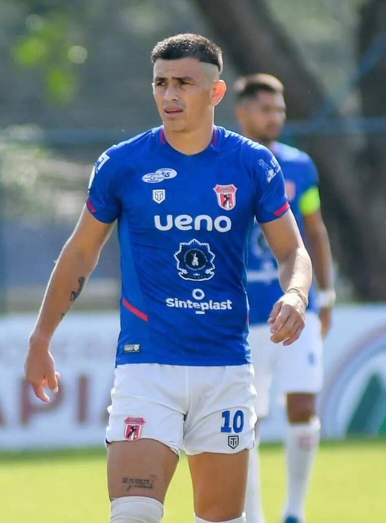 Augusto Giménez, delantero del Sportivo Carapeguá.