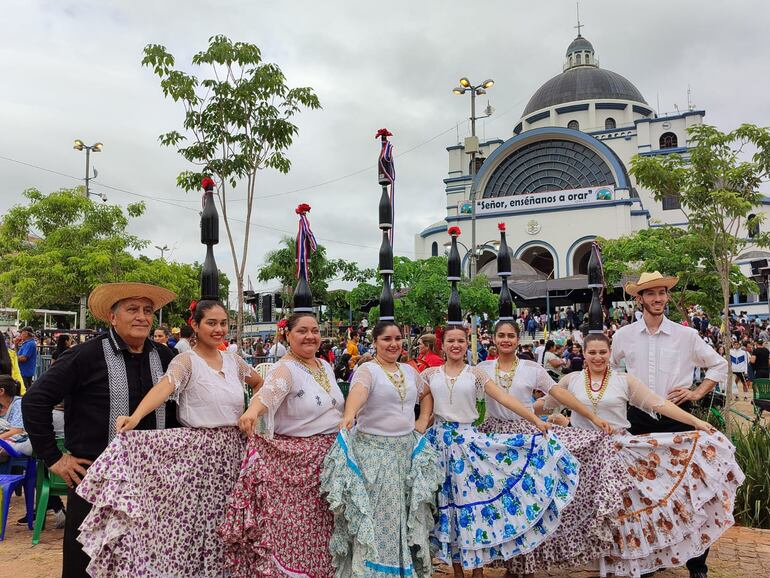 Elenco de bailarines que participó ayer de la misa de las 7:00 en la Basílica de la Virgen de los Milagros de Caacupé.