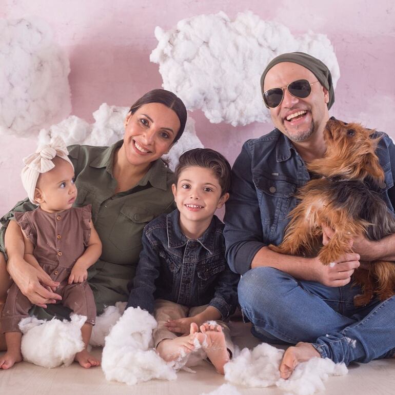 Siempre con Dyango. Letizia Villagra y Jaime Zacher con sus hijos Esteban y Frida, y el peludo de la familia. (Instagram/Jaime Zacher)