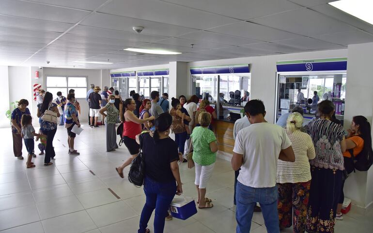 Ayer, una falla en el suministro de oxígeno  generó susto entre los familiares y pacientes internados en el Hospital Central.