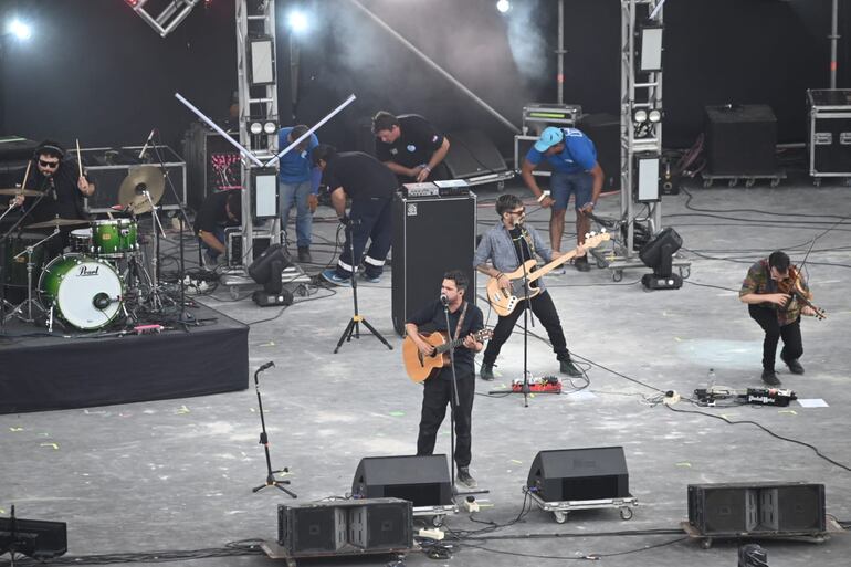 Grupo argentino "Gauchos", mezcla el folklore con un rock pesado.