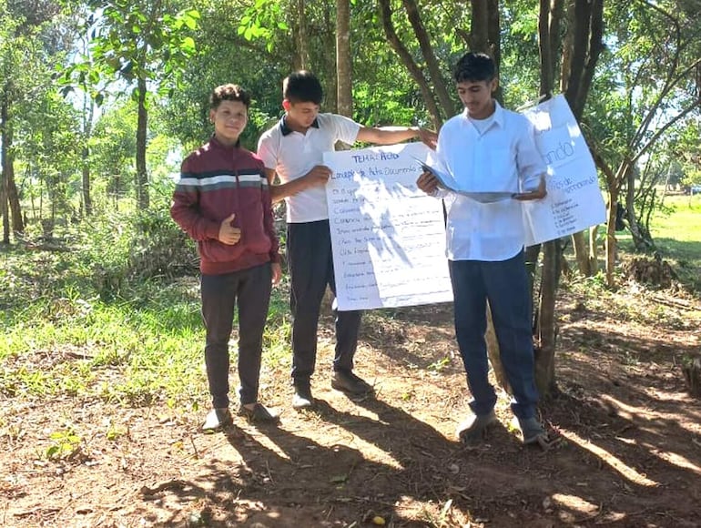 Un grupo de alumnos trabaja bajo árboles en el predio del Colegio Nacional 7 de Diciembre de Tava'i.