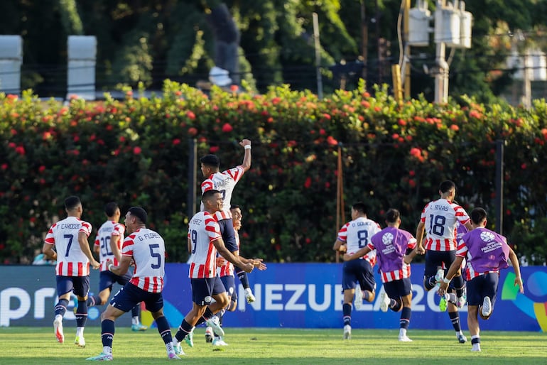 Los jugadores de Paraguay celebran un gol de Diego Gómez (8) en el partido frente a Uruguay por el Preolímpico Sudamericano Sub-23 en el estadio Polideportivo Misael Delgado, en Valencia, Venezuela.