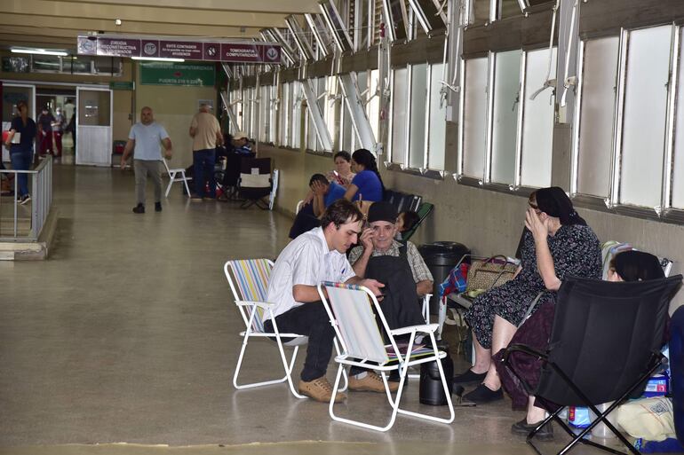 En el Hospital central del IPS, los familiares deben "montar guardia" cuando tienen parientes internados, porque deben comprar los medicamentos e insumos que en el hospital no tienen.