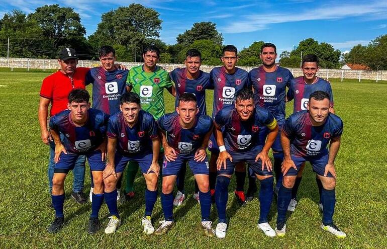 El onceno del Club Sport San Juan con su técnico Osmar Vázquez, que no pudo mantener la ventaja conseguida en el primer tiempo.