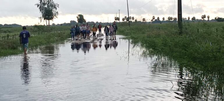 Los pobladores tuvieron que realizar una travesía para llegar al pueblo. Caminaron 15 km por el camino inundado.