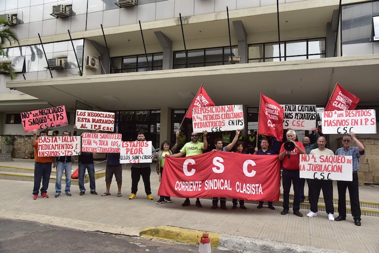 Asegurados se manifestaron hoy frente a la Caja Central del IPS, exigiendo una inmediata solución. 