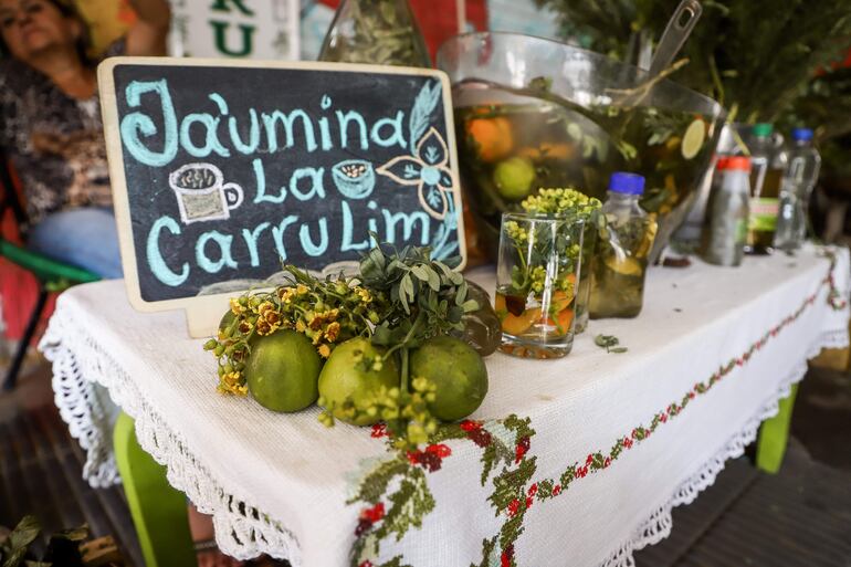 Vista hoy de la bebida tradicional del carrulim en el Paseo de los Yuyos del Mercado 4 en Asunción (Paraguay). Con siete tragos de un cóctel de alcohol de caña, ruda y limón, los paraguayos recibieron este lunes el aciago mes de agosto y brindaron por la buena suerte y la salud para lo que resta del año. El "carrulim", como se le conoce localmente a esta bebida, sirve para "ahuyentar la mala onda y para evitar la muerte repentina, como se creía anteriormente", dijo a Efe Clemente Cáceres, promotor cultural de la Municipalidad de Asunción y uno de los encargados de hablar sobre esta tradición en una tienda instalada en una plaza del centro capitalino.