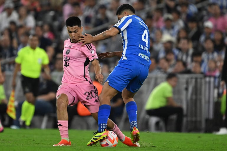 El paraguayo Diego Gómez (i), futbolista del Inter Miami, pelea por el balón en un partido ante Monterrey por los cuartos de final de la Concachampions en el estadio BBVA, en Monterrey, México.