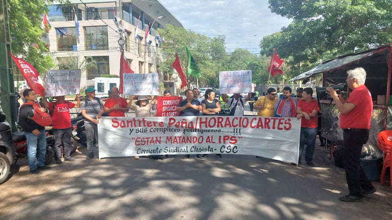 "Santítere Peña/ Horacio Cartes y sus cómplices están matando al IPS", refieren desde la CSC.