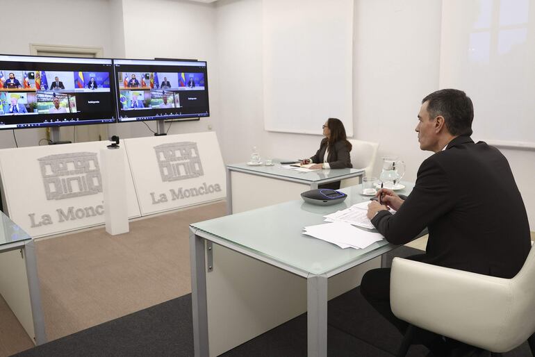 El presidente español Pedro Sánchez participa este miércoles, por videoconferencia, en una reunión entre jefes de Estado. 
