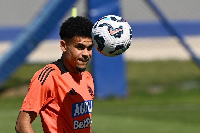 Colombia's forward #07 Luis Diaz eyes the ball during a training session in Ezeiza, Buenos Aires province, on November 14, 2024, ahead of the FIFA World Cup 2026 qualifier football match against Uruguay in Montevideo on November 15. (Photo by LUIS ROBAYO / AFP)