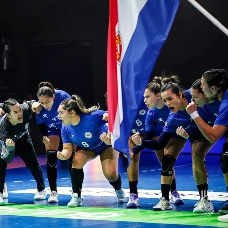 Grupo de guerreras que vibran en uno de los partidos  de la selección paraguaya en el mundial.