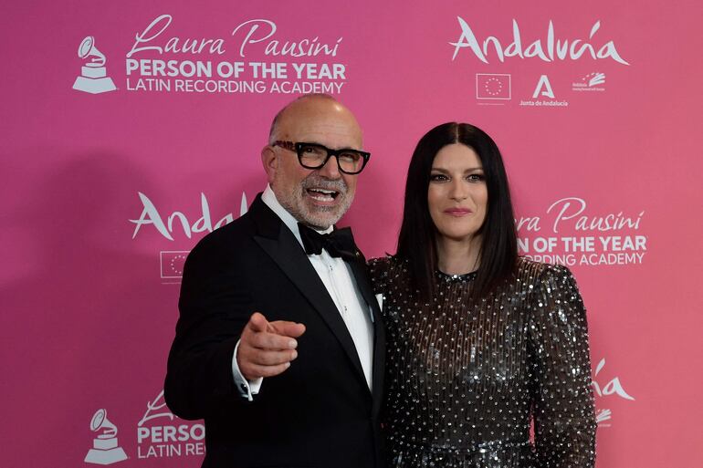 Manuel Abud, CEO de la Academia Latina de la Grabación, junto a Laura Pausini, destacada con el premio a la Persona del Año.