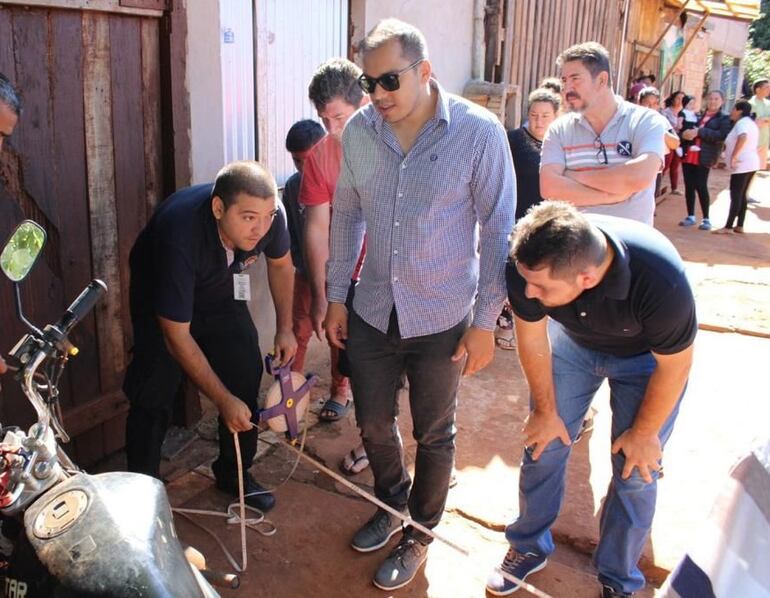 El intendente de Ciudad del Este, Miguel Prieto (centro), durante la medición de la calle.