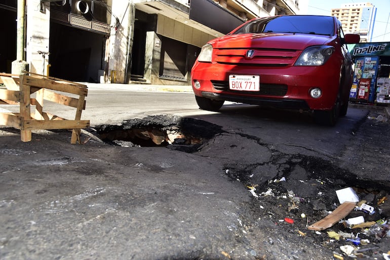 Enorme y peligroso bache sobre Estrella y Alberdi continúa abierto.