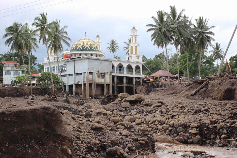 Se ve una mezquita entre barro y escombros después de inundaciones repentinas mortales y flujos de lava fría en Tanah Datar, Sumatra Occidental.