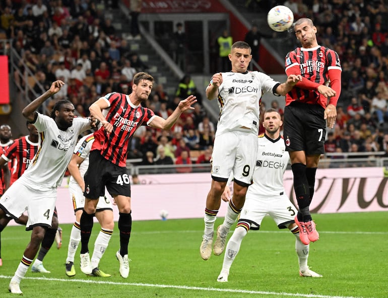 Milan (Italy), 26/09/2024.- AC Milan'Äôs Alvaro Morata (R) in action to score the 1-0 goal during the Italian Serie A soccer match between AC Milan and US Lecce, in Milan, Italy, 27 September 2024. (Italia) EFE/EPA/DANIEL DAL ZENNARO
