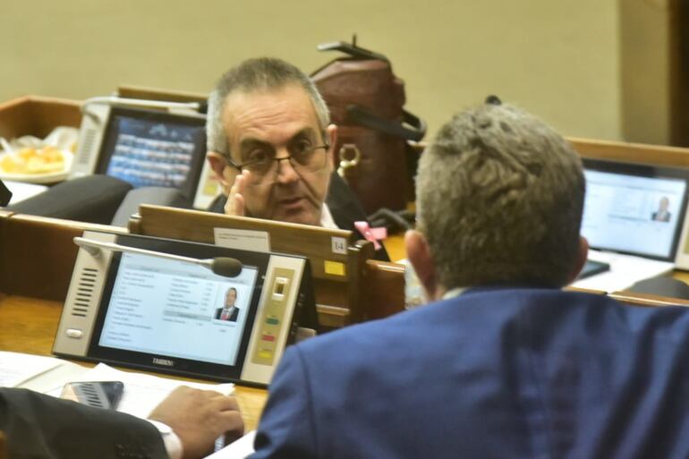 Yamil Esgaib, un hombre adulto, de pelo canoso, con anteojos y traje oscuro, sentado en su banca en la Cámara de Diputados.