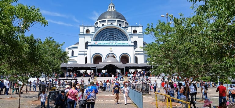 La basilica de Caacupé estuvo repleta de visitantes.